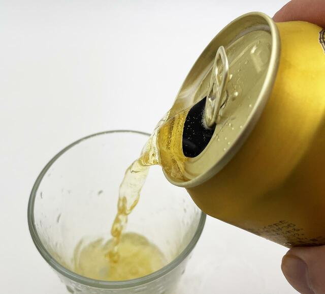 「エビスビール」をグラスに注ぐところ