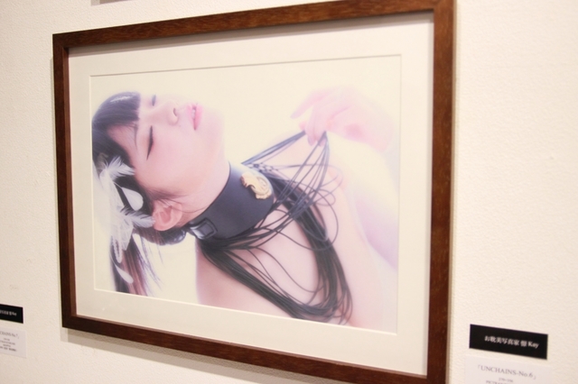 【お耽美写真家 憬-Kay-】お耽美写真家 憬-Kay-さんは写真作品を展示販売。憬さんが撮影した首輪女子たちは、何度見ても息を呑むような妖艶さを醸し出している。