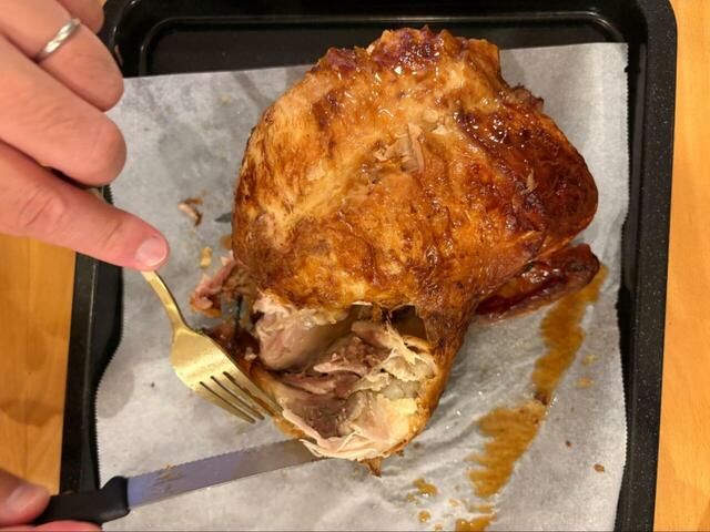 【コストコ ロティサリーチキン】そのままフォークを刺してがぶっとかぶりつくのが醍醐味！ワイルドに味わいたい日にもぴったり♪