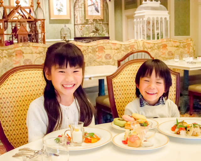 2016年“ディズニー・イースター”ランチブッフェ／ディナーブッフェ｜東京ディズニーランドホテル「シャーウッドガーデン・レストラン」