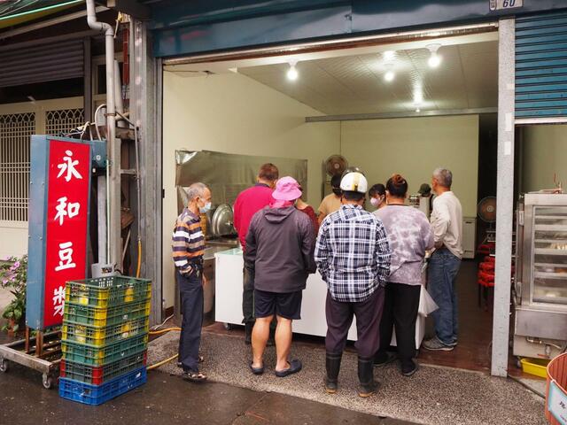 【台湾食べ歩きの旅 #11】関山駅から歩いて数分のところにある朝食店「永和豆漿」。内装は新しいが、店は古く、地元の常連さんたちで賑わっている