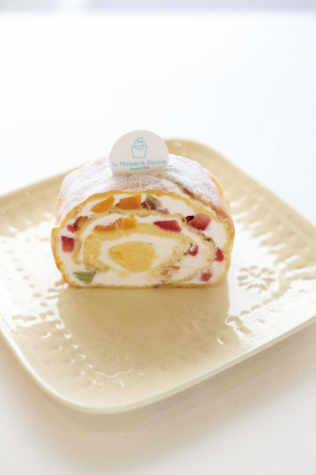 シュー生地＋ヨーグルト風味の生クリームでたっぷりのフルーツを巻いたフルーツシューロール420円。シューロールの内容は季節替わり。秋〜冬は栗のシューロール｜La Patisserie Dariole