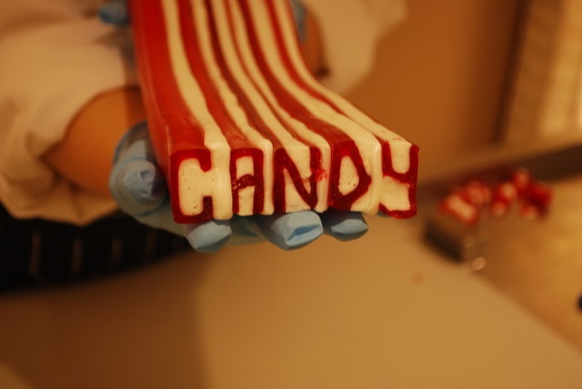 CANDY SHOW TIME：ライチキャンディーづくり・作った文字を並べ白いキャンディーで包むと、大きなアメの塊に