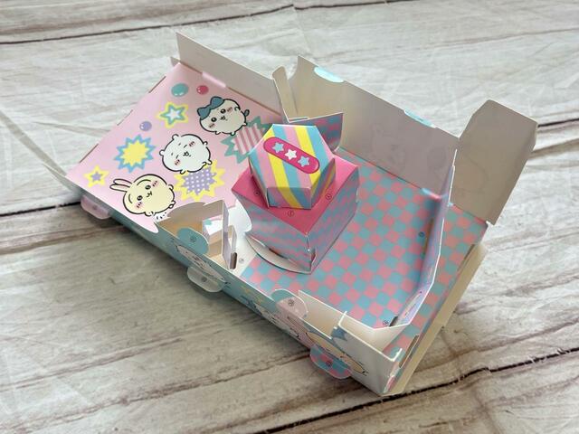 【最新付録 ちいかわガシャポン】ほんたい（なか）をほんたい（よこ・うしろ）に差し込みます