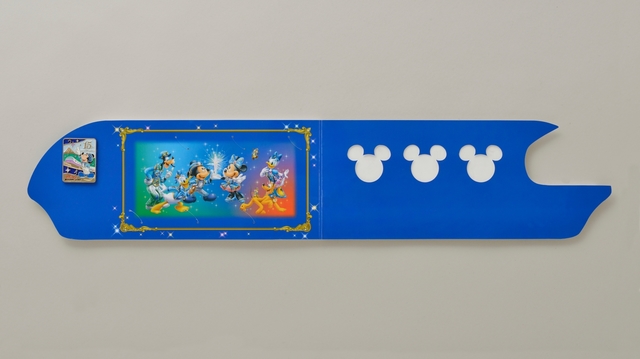 使用済みフリーきっぷを3枚集めるともらえる、東京ディズニーシー15周年を記念したオリジナルピン(非売品) ©Disney