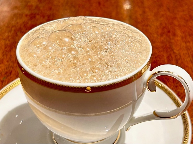 【トリコロール本店】店長が眼の前でいれてくれたカフェ・オ・レ。この泡立ちがおいしさのヒミツだそうです