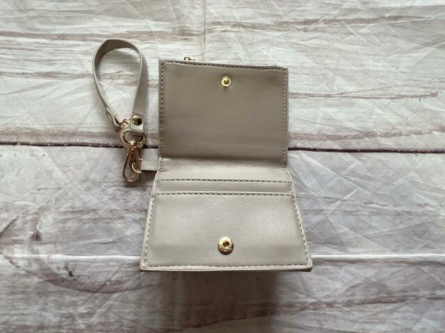 スナップボタンで開閉する仕様