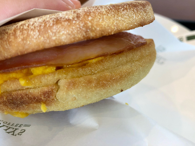 【タリーズコーヒー イングリッシュマフィンハムエッグセット】もちもち食感のマフィンが美味しい