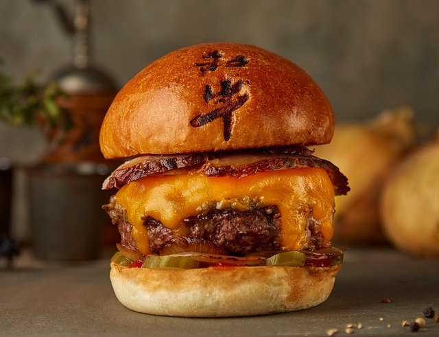 和牛チーズバーガー