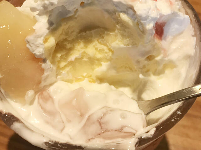 最後に待ち受けるのは、とぅるとぅるのピーチゼリー。さわやかなラストを演出してくれますが、お腹のほうは満腹気味。【びっくりドンキーのジョッキパフェ（ピーチ）】