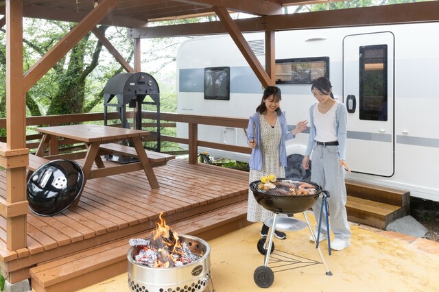 【さがみ湖MORI MORI】併設のキャンプ場「PICA相模湖」に新たに誕生したキャンピングトレーラー「HOSHIZORA（ほしぞら）」ではBBQも楽しめる