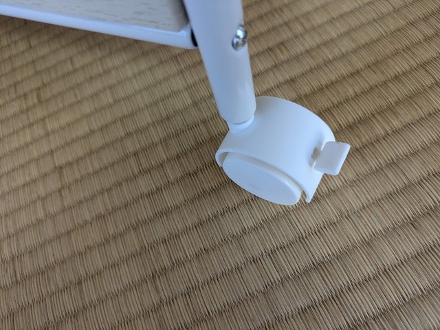 【ニトリ マルチラック（リモブ2 奥行73cm）】ロック付きのキャスターは2つ。引き出す方向によって取り付け位置が変わります