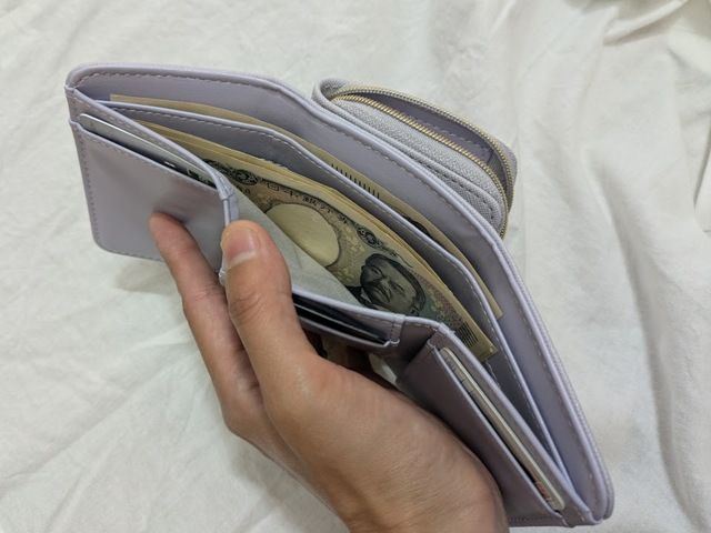 【ハニーズ ジップウォレット】札入れ部分はお札よりも少し長めなので、出し入れがスムーズ!