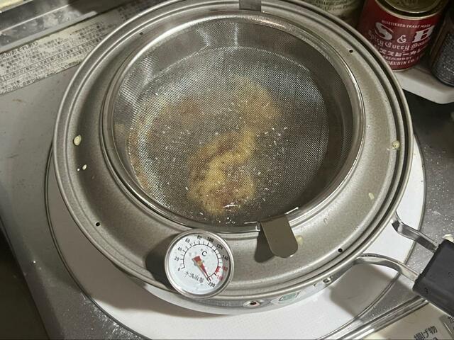 【揚げてお仕舞い】油飛びが激しい場合、油こし網を上にのせ、油飛び防止蓋として使用することもできます