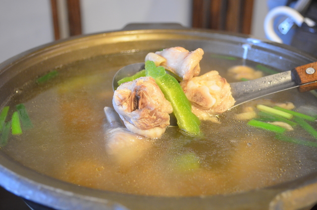 トウガラシ入りなのに甘くて食べやすい剝皮辣椒雞火鍋。やみつきになる旨さ