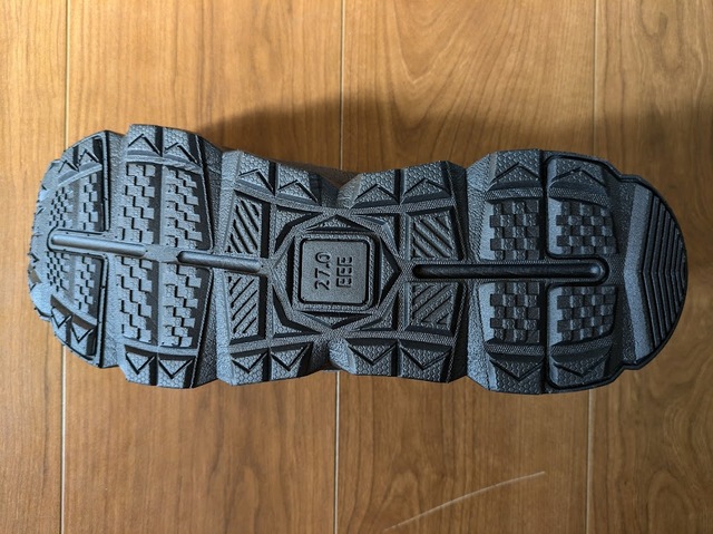 【ワークマン アーバンハイクスリッポン】靴裏はゴツゴツしていて滑りにくくなっています