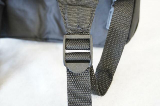 肩紐は長さを調節できる