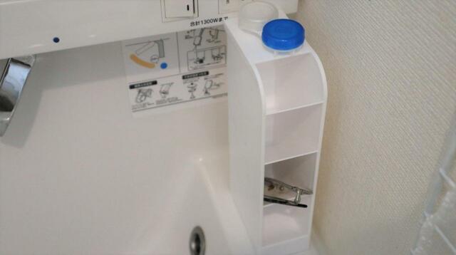 【セリア タワーペンスタンド】コンタクトケースは結局上に置くことに