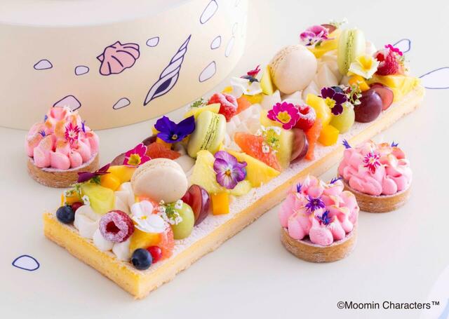 「サマーフルーツチーズタルト（写真中央）＆紅茶とラズベリーのタルト（両側）」＜期間：2026年6月4日～8月30日＞【“ヒルトン大阪×ムーミン”のコラボスイーツがカムバック！「リトルミイのサマーアフタヌーンティー」も同時開催！】