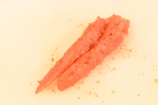 【もち麦卵焼き】明太子は縦半分に切る