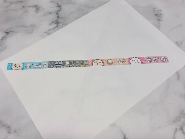 ラッコ、ポシェットの鎧さん、シーサー、ちいかわが登場している柄です