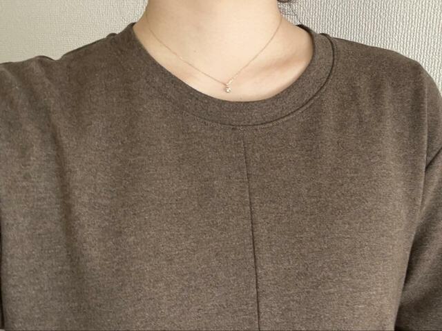 【ユニクロ　ブラッシュドジャージーワンピース】鎖骨がほどよく見え、首元をきれいに見せてくれます