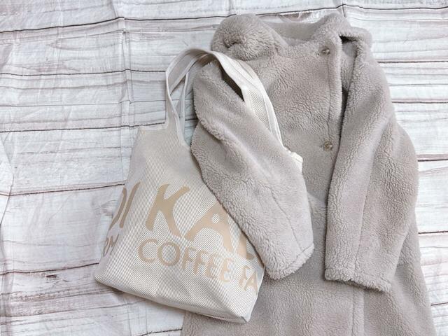 【カルディ 食品福袋】厚手のボアコートで持っても肩がけが可能です♪