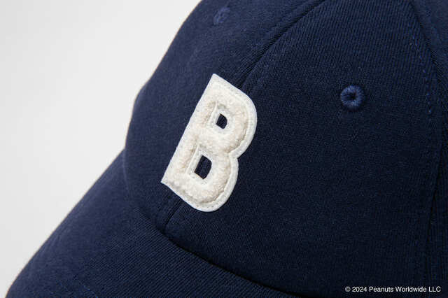 【ブルックス ブラザーズ×PEANUTS】フロント部分にブルックス ブラザーズのBのイニシャルワッペン