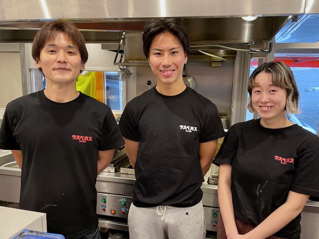 餃子のラスベガス左から森田正志店長、馬田拓真さん、岡本朱里さん