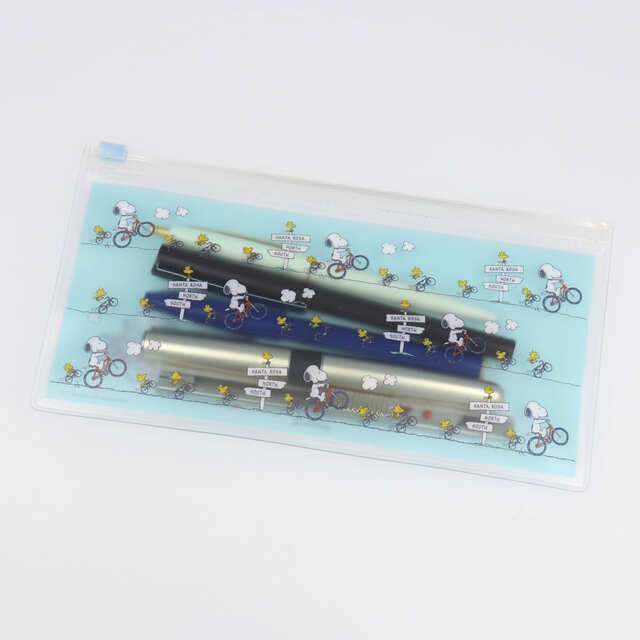 【Peanuts™のステーショナリーコレクション】「スライダーケース」￥880／大サイズはペンケースとしても使えます。