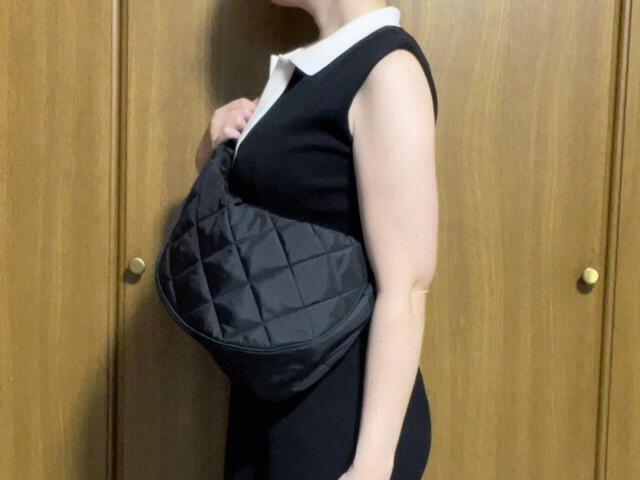 バッグの中には550mlのペットボトルと折りたたみ日傘も入っています。体にフィットするラウンドシェイプなため、ボディバッグで持ってもスッキリ見えするのがうれしい♪