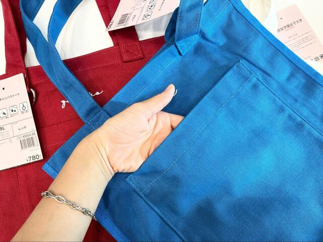 【ワークマン カラーキャンバストート】手前には手のひらがすっぽり入るサイズ感の大きなポケット付き！内部にもミニポケットがあります