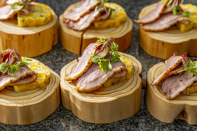 「近江鴨のパストラミ 信州きのこと南瓜のケークサレ」<期間:2025年9月1日~11月14日>【クリーミーで濃厚な生牡蠣を堪能する「オイスターステーション」登場!日本の秋の味覚が大集合するランチビュッフェ!】