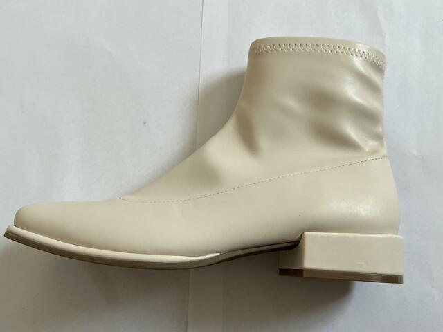 【GU ウルトラストレッチローヒールブーツ】マットな質感で高見えします