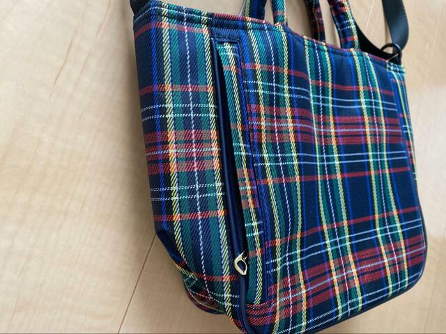 【サンリオ×ROOTOTE ベビールー（チェック）】背面にはファスナー付きポケットも。小物を入れても落ちないのがうれしい◎