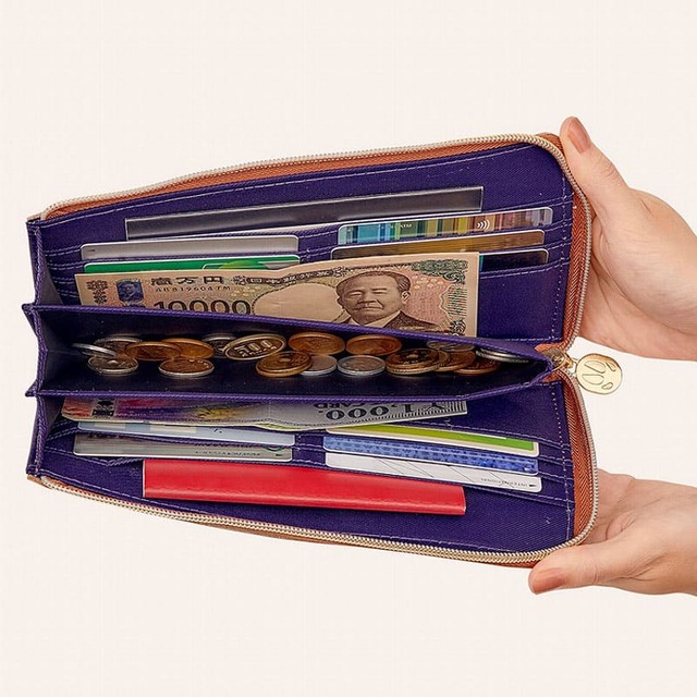 【『moz 整理上手な牛革長財布BOOK earth brown』（宝島社）】大きな小銭入れ・12個のカードポケット・お札入れ・通帳も入るロングポケット