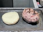 【釜元はん米衛中目黒店】カマンベールとハンバーグを好みの焼き加減で焼こう