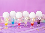 「わたあめドリンク」＜価格：税込各990円＞【「リズムタップ」がタルトに♪虹色メニューが楽しい『おジャ魔女どれみカフェ 2024』オープン！】