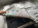 【換気扇掃除の下準備】コンロを新聞紙などでカバーして油汚れが垂れてくるのを防ぎます