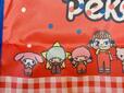 ペコちゃんを中心に、サンリオキャラクターたちがずらりと並んだデザイン