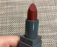 【and us】リップカラー（02BR）：深みのあるレッドのカラーです