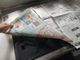 【換気扇掃除の下準備】コンロを新聞紙などでカバーして油汚れが垂れてくるのを防ぎます