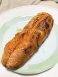 【セブン-イレブン　お店で焼いた明太フランス 】長さが約17ｃｍで幅が５ｃｍ、厚みが4ｃｍもあるので食べ応えがある一品です