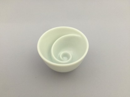 注ぐとお酒が渦を巻く! 「うず猪口」個性的デザインの理由 - うまいめし