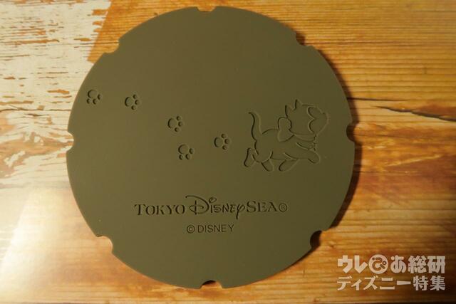 東京ディズニーシー22周年 マグ＆コースター　2,900円サイズ：（マグカップ）直径約8×高さ約9cm（コースター）直径約10cm　コースターの裏にフィガロ