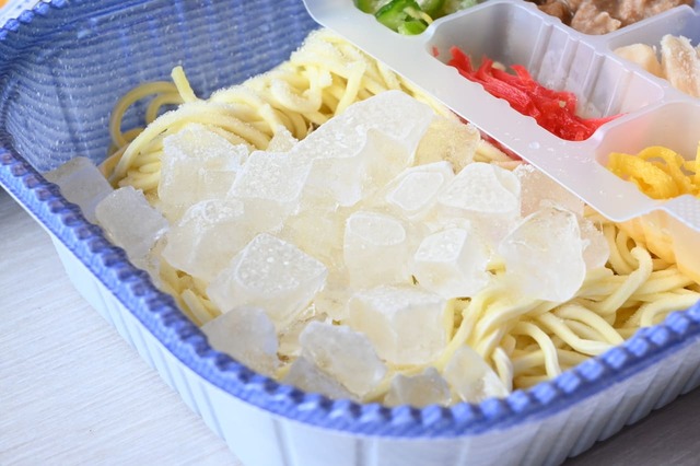 【ニチレイ 冷やし中華】開封するとトレイに氷がのっています