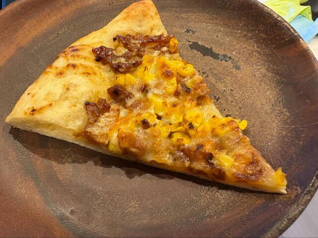 【ロピア テリヤキチキンピザ】焼き直したとは思えないおいしさ！コーンの甘みもちゃんと残ってる◎