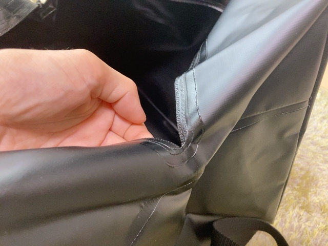 【ワークマン 防水ボストンバッグ】濡れた地面に置いても中身が守られ、雨の日も安心して使えます