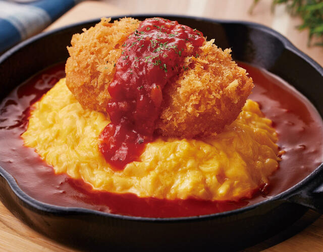 「オムライス&かにクリームコロッケ」<価格:839円(税込922円)>【【ジョイフル】秋冬グランドメニューに「国産紅ずわいがに」使用のクリームコロッケや宮崎名物「チキン南蛮」が仲間入り!】
