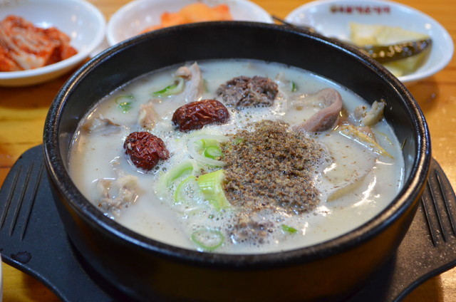 『ハルメ・スンデクッ』の栄養スンデクッはキムチやカクトゥギ（大根キムチ）などが付いて7000ウォン